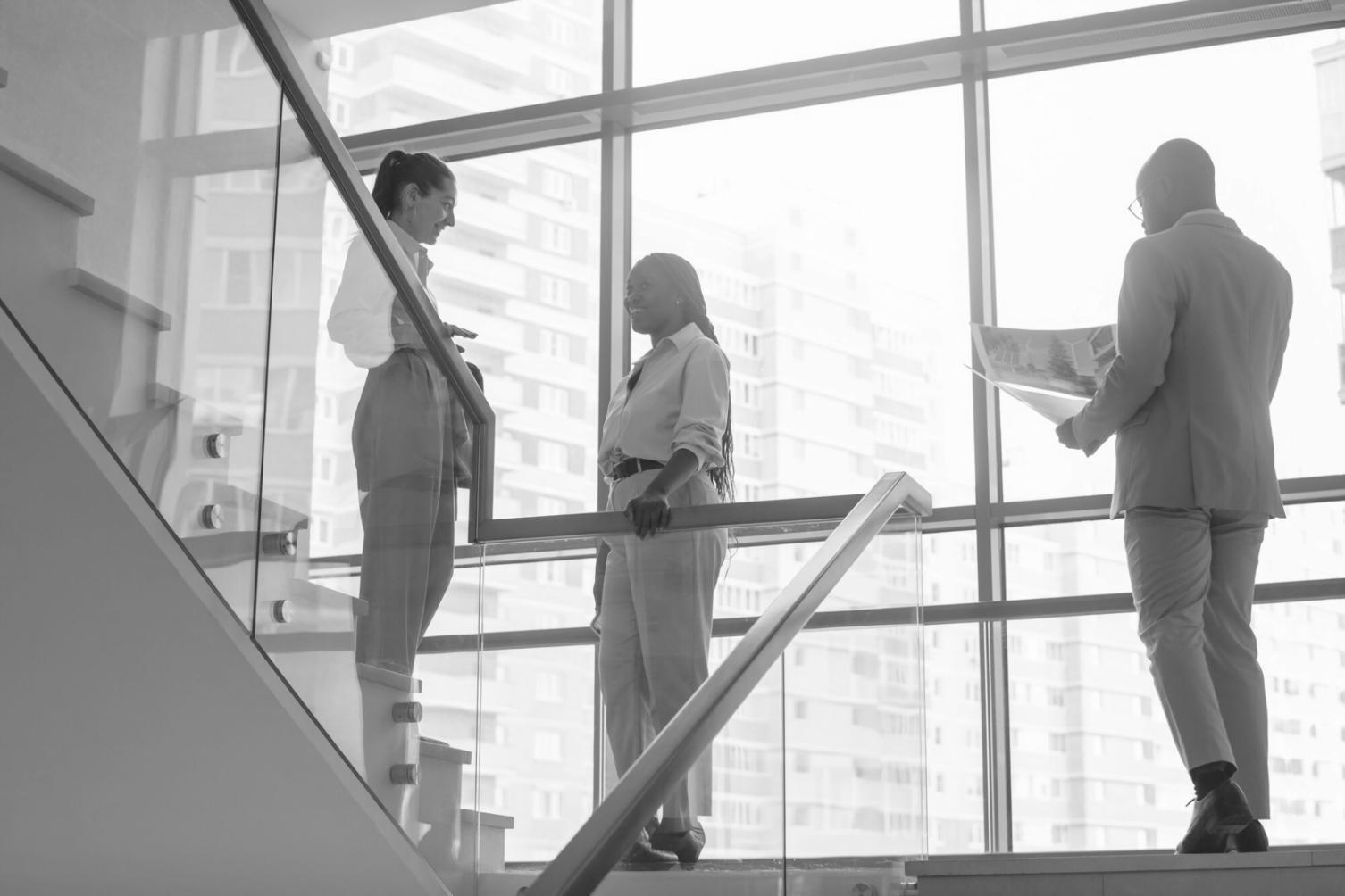 Workspace avec documents financiers et calculatrice